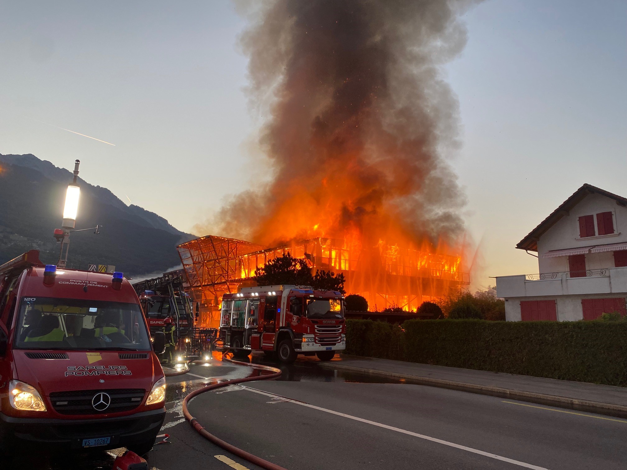 Un incendie a détruit un immeuble à Monthey